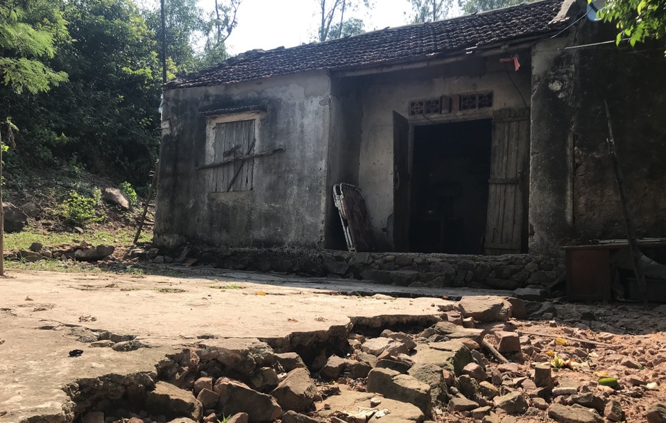 Nhói lòng cảnh cô học trò sống hiu hắt trong ngôi nhà rách nát như phế tích thời xưa! - 2 Nhói lòng cảnh cô học trò sống hiu hắt trong ngôi nhà rách nát như phế tích thời xưa! - 2