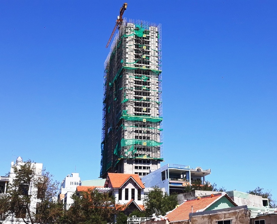 Tháp cẩu quay như “chong chóng” trong bão là... hợp lý? - 5 Tháp cẩu quay như “chong chóng” trong bão là... hợp lý? - 5
