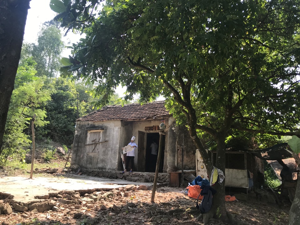 Nhói lòng cảnh cô học trò sống hiu hắt trong ngôi nhà rách nát như phế tích thời xưa! - 1 Nhói lòng cảnh cô học trò sống hiu hắt trong ngôi nhà rách nát như phế tích thời xưa! - 1