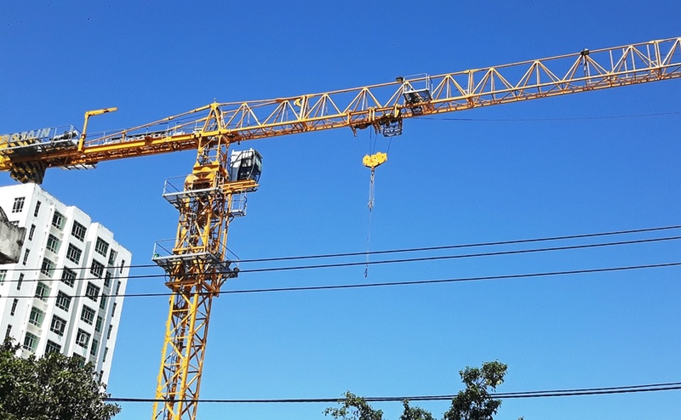 Tháp cẩu quay như “chong chóng” trong bão là... hợp lý? - 2 Tháp cẩu quay như “chong chóng” trong bão là... hợp lý? - 2