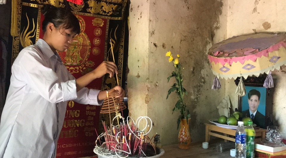Nhói lòng cảnh cô học trò sống hiu hắt trong ngôi nhà rách nát như phế tích thời xưa! - 4 Nhói lòng cảnh cô học trò sống hiu hắt trong ngôi nhà rách nát như phế tích thời xưa! - 4