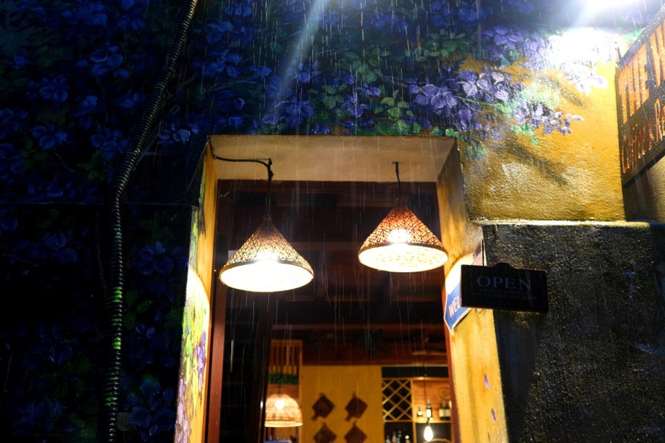 Đừng lo khi bạn muốn “sống ảo” mà không biết tìm điểm chụp, bởi Hội An ngày mưa sẽ là bức “phông màn” tuyệt đẹp, dù đứng bất kỳ góc nào bạn cũng sẽ có được một tấm ảnh thật chất và ảo diệu Khám phá Hội An khi mùa mưa về