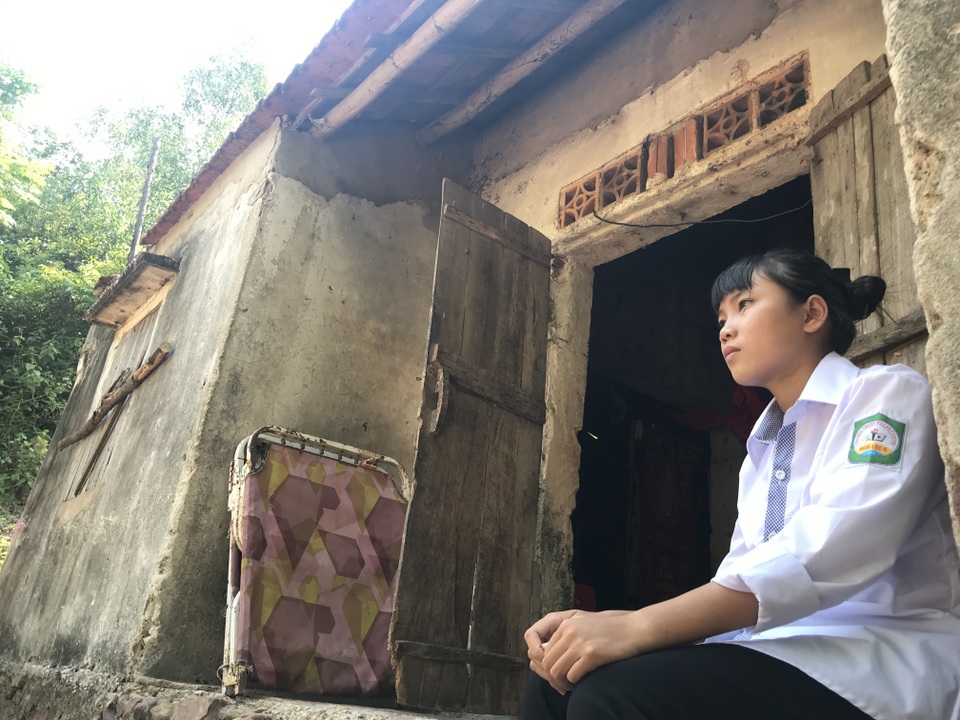 Nhói lòng cảnh cô học trò sống hiu hắt trong ngôi nhà rách nát như phế tích thời xưa! - 8 Nhói lòng cảnh cô học trò sống hiu hắt trong ngôi nhà rách nát như phế tích thời xưa! - 8