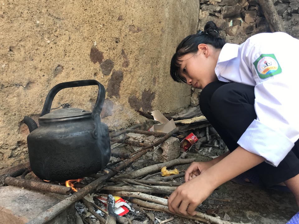 Nhói lòng cảnh cô học trò sống hiu hắt trong ngôi nhà rách nát như phế tích thời xưa! - 6 Nhói lòng cảnh cô học trò sống hiu hắt trong ngôi nhà rách nát như phế tích thời xưa! - 6