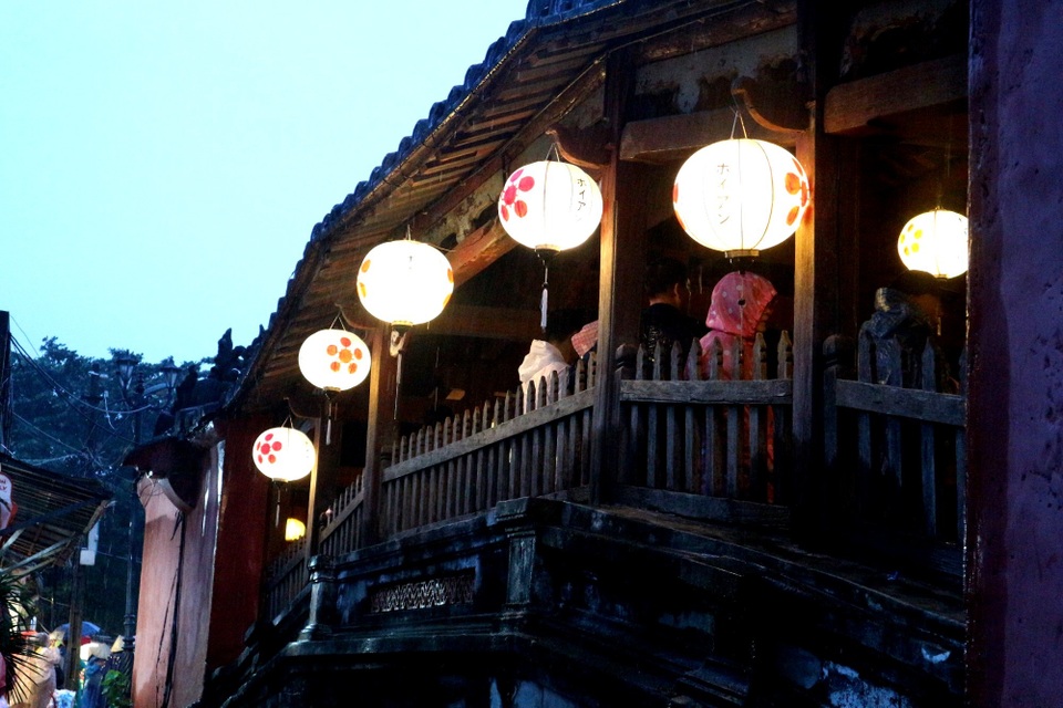 Chùa Cầu cũng trở nên huyền ảo, lung linh hơn trong màn mưa Khám phá Hội An khi mùa mưa về