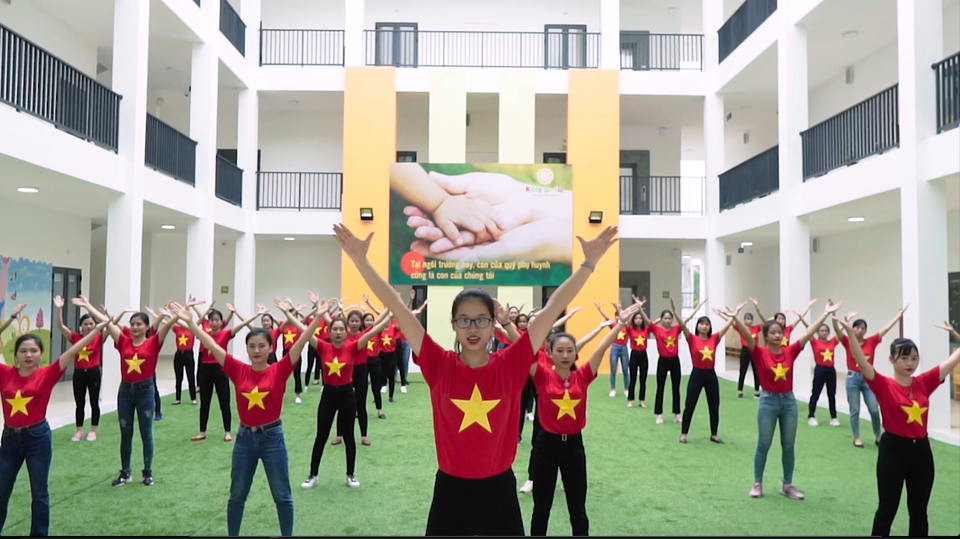 Ấn tượng clip 40 cô giáo mầm non nhảy bài “Việt Nam ơi” - 1