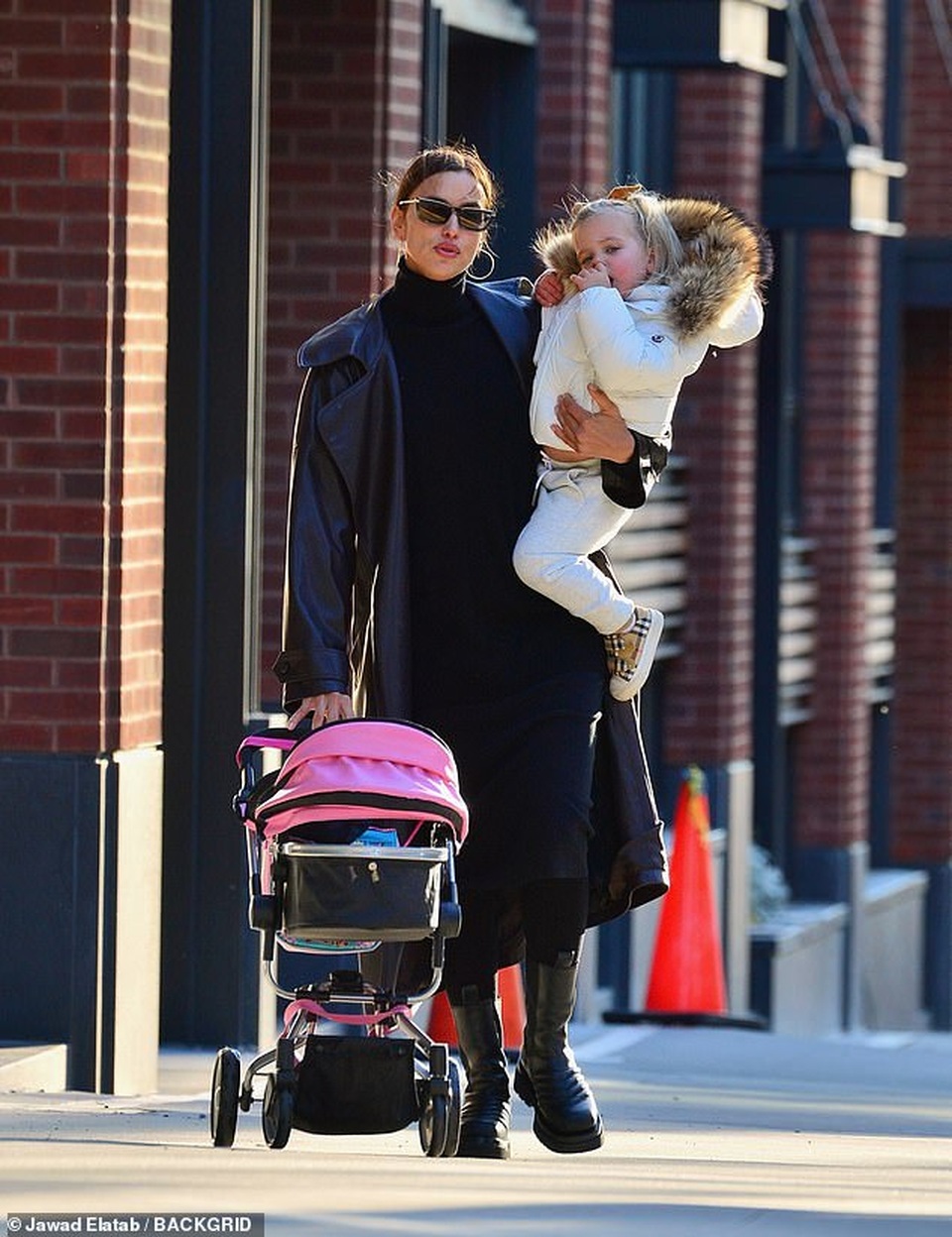 Siêu mẫu Irina Shayk đưa con gái cưng ra phố - 3 Siêu mẫu Irina Shayk đưa con gái cưng ra phố - 3