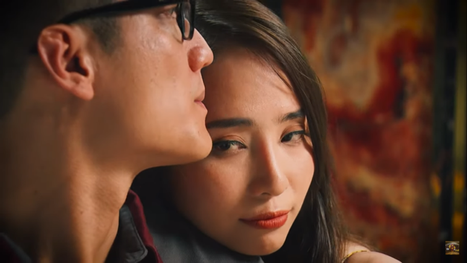 Liên tục hôn Chí Nhân trong “Sinh tử”, Quỳnh Nga tiết lộ bí mật ngoài đời - 2 Liên tục hôn Chí Nhân trong “Sinh tử”, Quỳnh Nga tiết lộ bí mật ngoài đời - 2