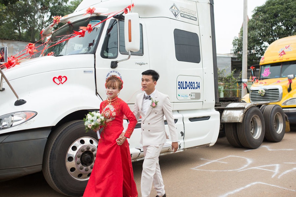 Chú rể Đồng Nai mang 6 container đi đón dâu khiến nhà gái bất ngờ - 2 Chú rể Đồng Nai mang 6 container đi đón dâu khiến nhà gái bất ngờ - 2