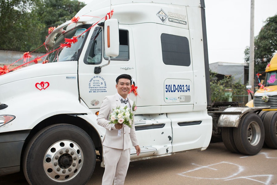Chú rể Đồng Nai mang 6 container đi đón dâu khiến nhà gái bất ngờ - 3 Chú rể Đồng Nai mang 6 container đi đón dâu khiến nhà gái bất ngờ - 3
