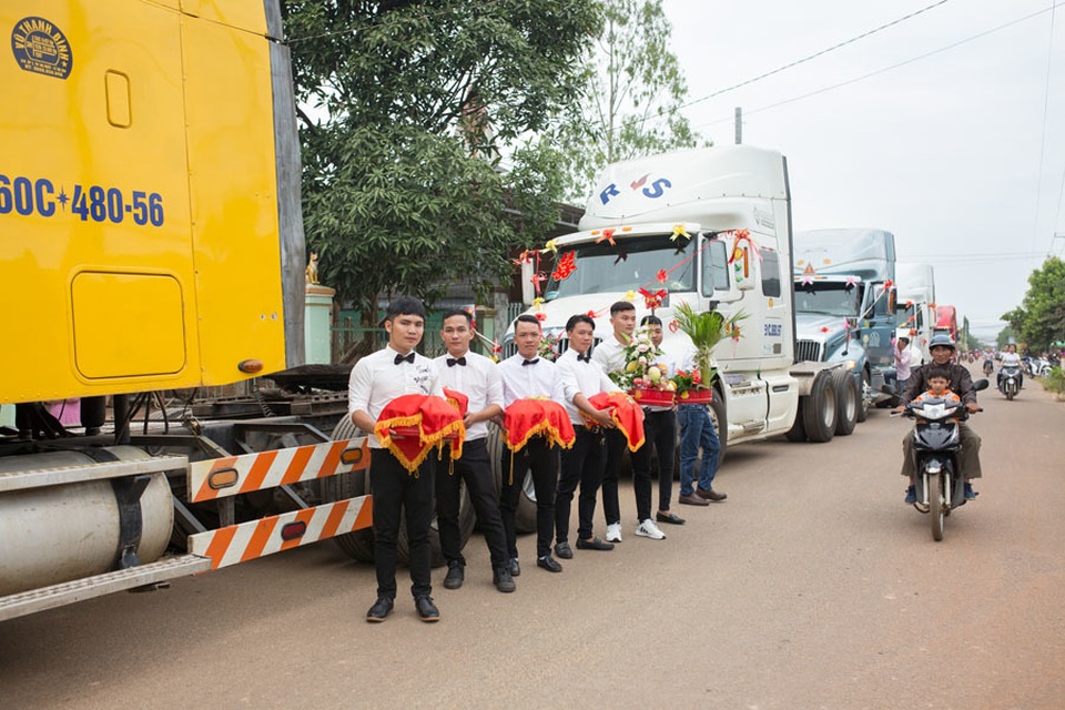 Chú rể Đồng Nai mang 6 container đi đón dâu khiến nhà gái bất ngờ - 4 Chú rể Đồng Nai mang 6 container đi đón dâu khiến nhà gái bất ngờ - 4