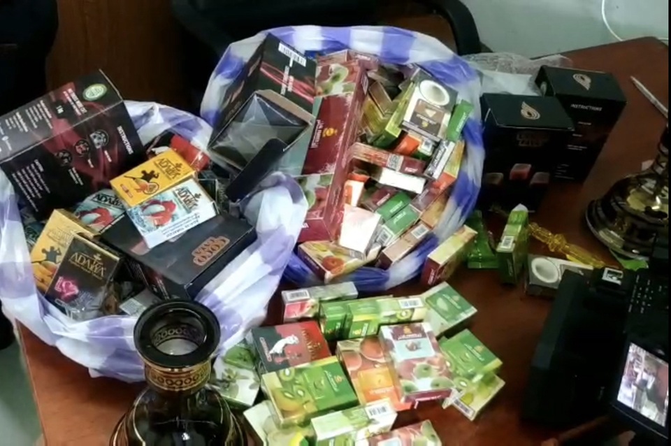 Phát hiện một căn nhà chứa hàng ngàn hộp shisha không rõ xuất xứ - 2 Phát hiện một căn nhà chứa hàng ngàn hộp shisha không rõ xuất xứ - 2