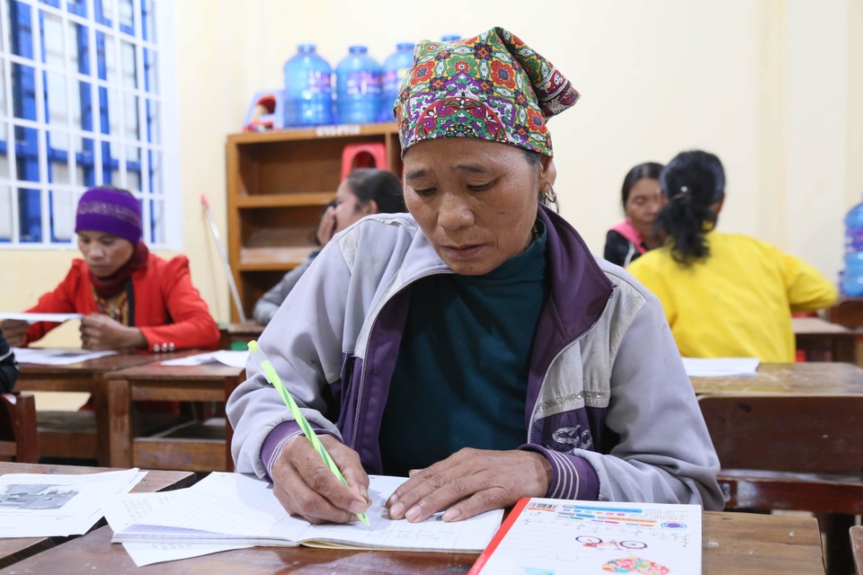 Những phụ nữ Vân Kiều U50 ngày lên rẫy, tối cắp sách đến trường - 2