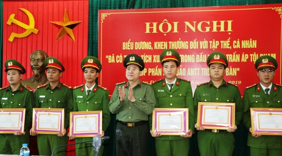 Khen thưởng 6 tập thể, 26 cá nhân triệt phá nhiều vụ án lớn - 1 Khen thưởng 6 tập thể, 26 cá nhân triệt phá nhiều vụ án lớn - 1
