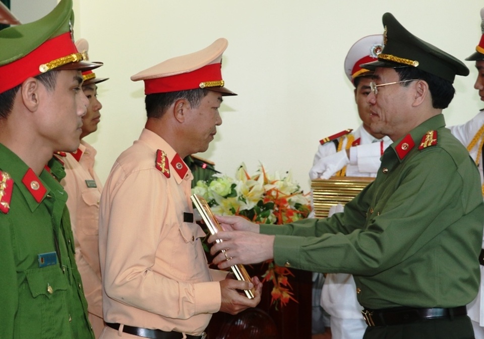 Khen thưởng 6 tập thể, 26 cá nhân triệt phá nhiều vụ án lớn - 3 Khen thưởng 6 tập thể, 26 cá nhân triệt phá nhiều vụ án lớn - 3