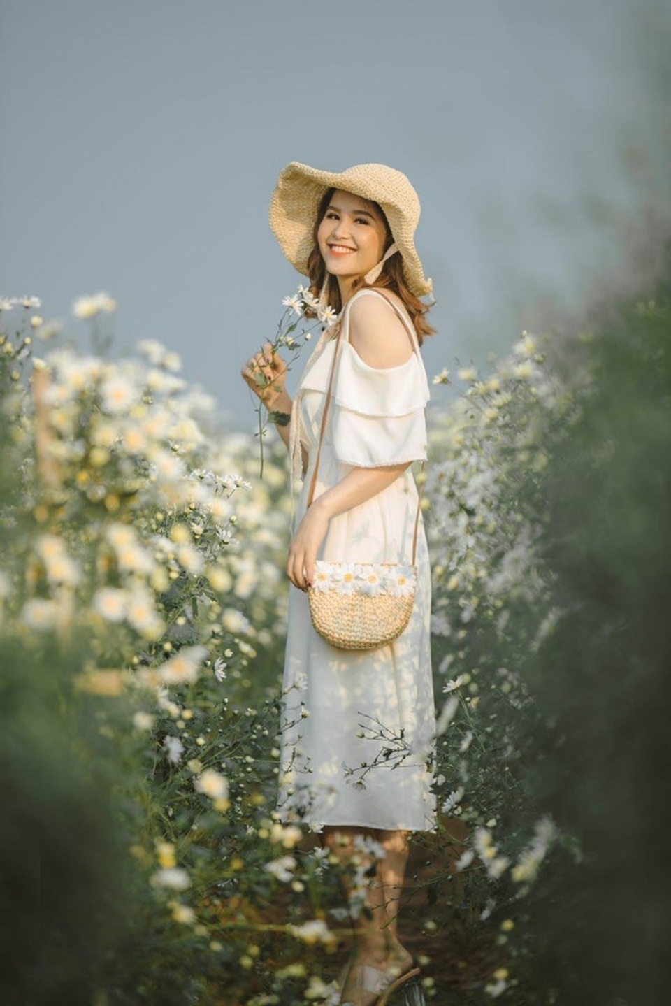 Thiếu nữ rạng ngời chụp ảnh cùng cúc họa mi chia tay đời độc thân - 4 Thiếu nữ rạng ngời chụp ảnh cùng cúc họa mi chia tay đời độc thân - 4