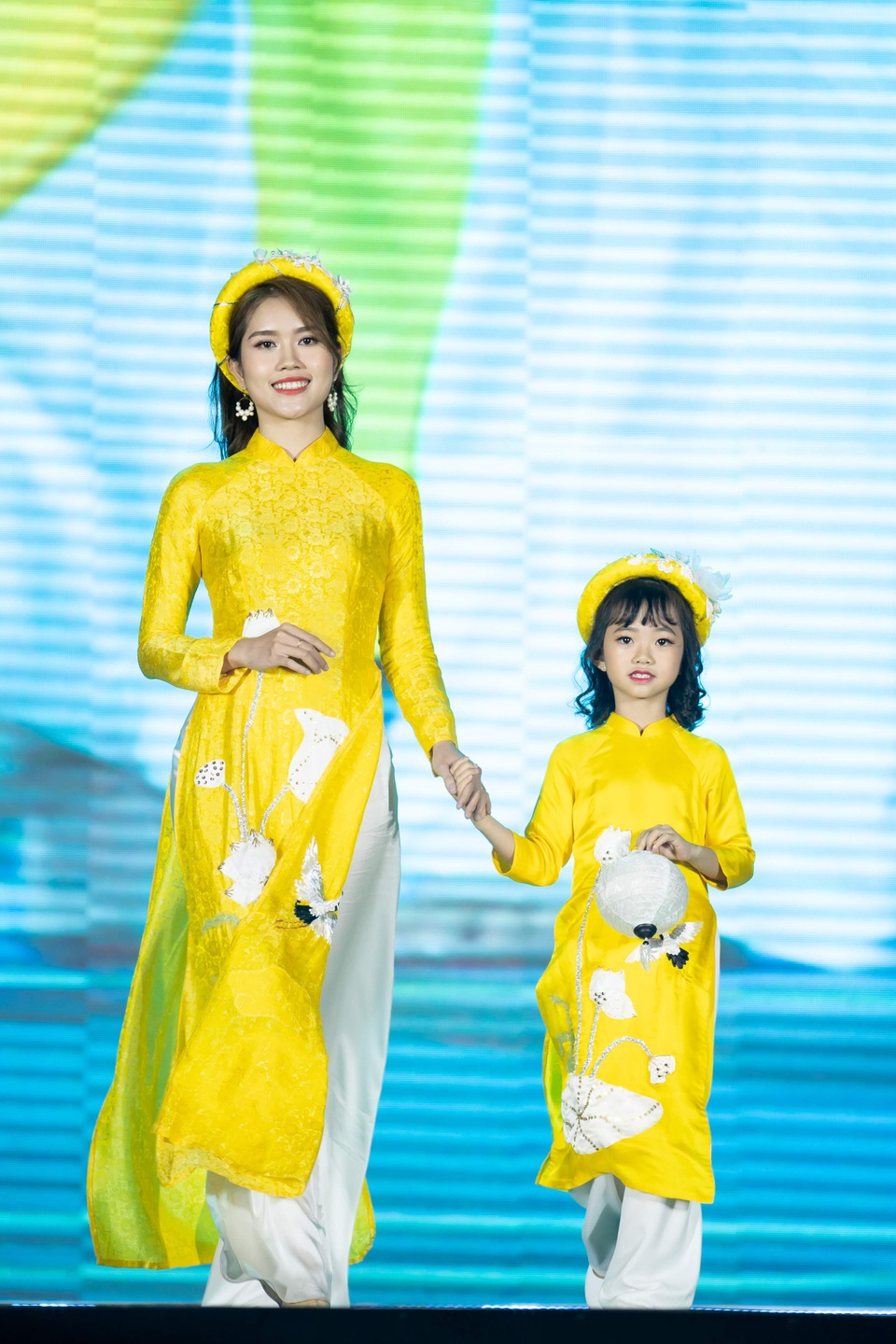 Nữ sinh ung thư đội tóc giả làm “người mẫu” cho Hoa hậu Ngọc Hân - 10 Nữ sinh ung thư đội tóc giả làm “người mẫu” cho Hoa hậu Ngọc Hân - 10