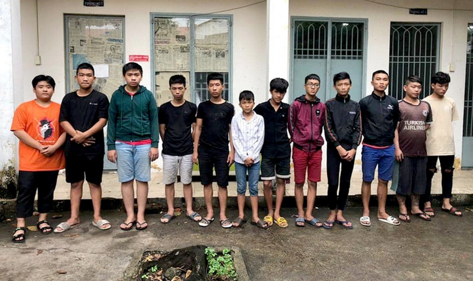 Bắt 20 thanh thiếu niên hỗn chiến do tranh giành địa bàn làm ăn - 1 Bắt 20 thanh thiếu niên hỗn chiến do tranh giành địa bàn làm ăn - 1