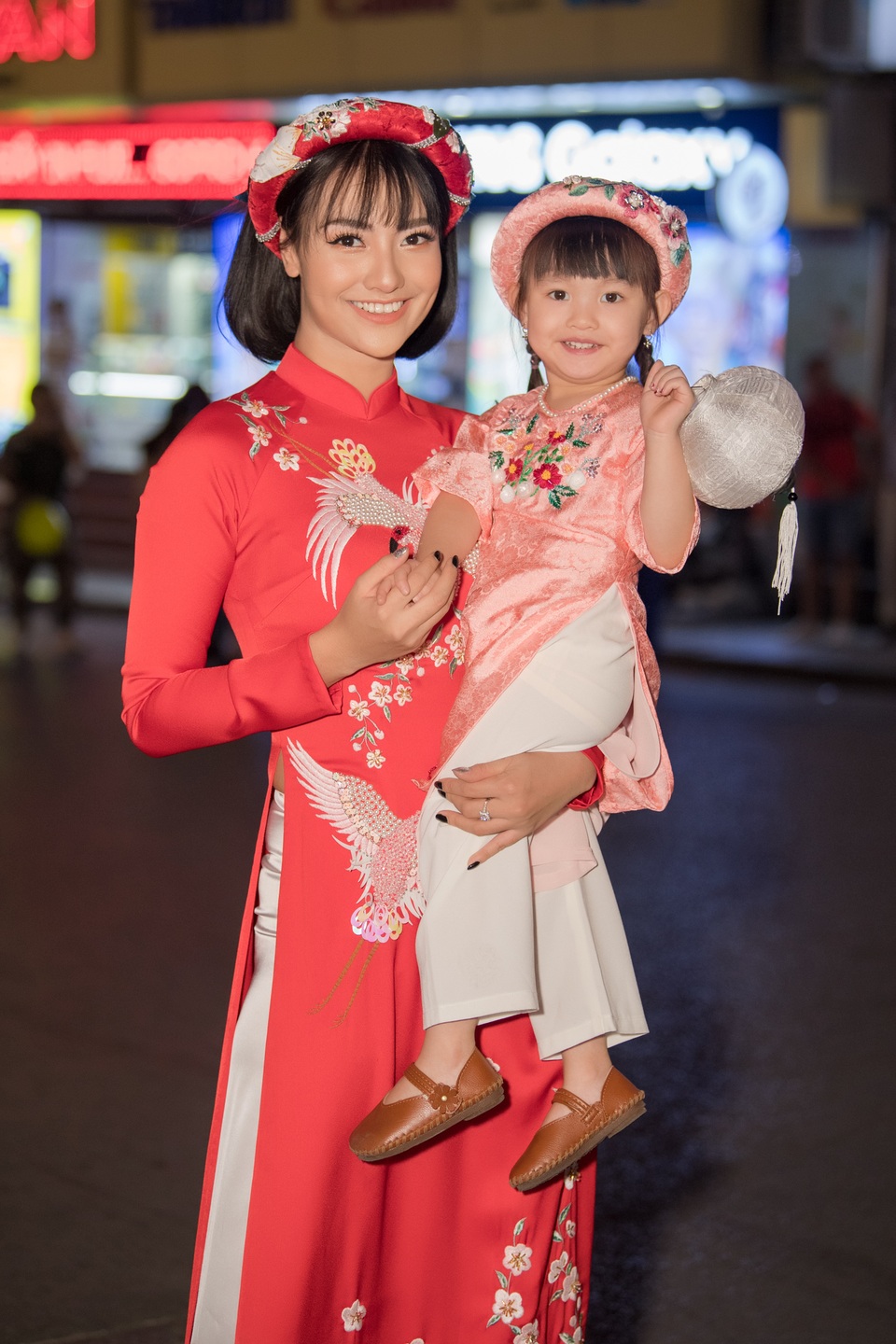 Nữ sinh ung thư đội tóc giả làm “người mẫu” cho Hoa hậu Ngọc Hân - 9 Nữ sinh ung thư đội tóc giả làm “người mẫu” cho Hoa hậu Ngọc Hân - 9