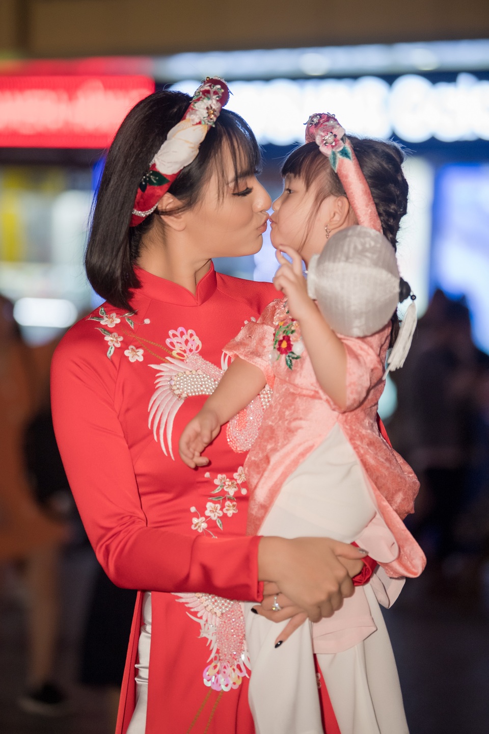 Nữ sinh ung thư đội tóc giả làm “người mẫu” cho Hoa hậu Ngọc Hân - 8 Nữ sinh ung thư đội tóc giả làm “người mẫu” cho Hoa hậu Ngọc Hân - 8
