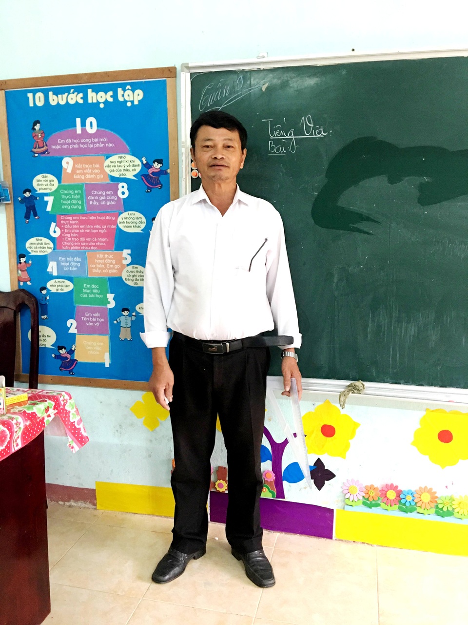 Thầy Trần Trực – Hiệu trưởng Trường Tiểu học Anông, huyện Tây Giang Gặp thầy giáo 34 năm bám bản, gieo chữ cho học sinh Cơtu