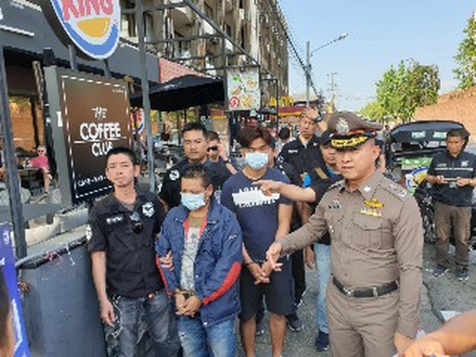 Hai người Việt bị bắt vì móc túi du khách ở nước ngoài - 1 Hai người Việt bị bắt vì móc túi du khách ở nước ngoài - 1
