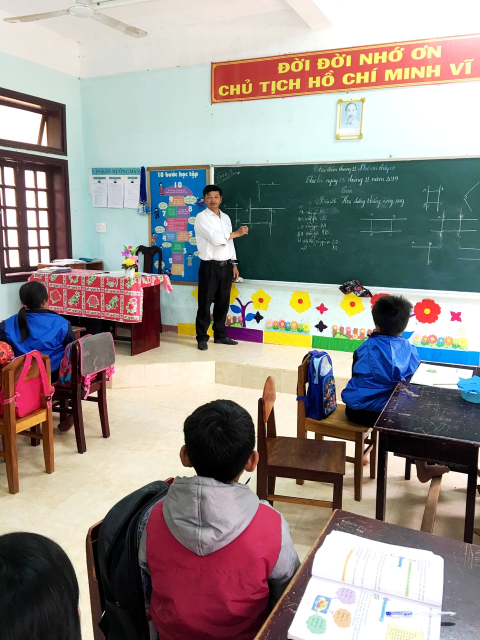Thầy Trực đứng lớp dạy các em Gặp thầy giáo 34 năm bám bản, gieo chữ cho học sinh Cơtu