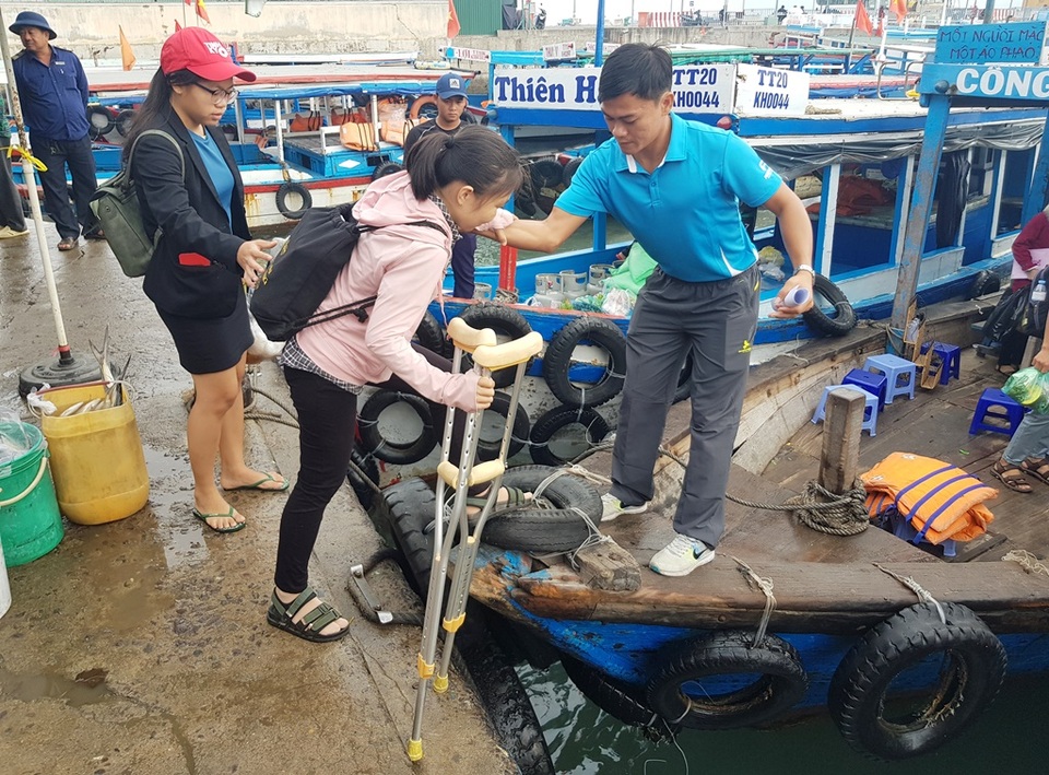 Xúc động cô giáo phải chống nạng vẫn vượt biển đi dạy học - 2 Xúc động cô giáo phải chống nạng vẫn vượt biển đi dạy học - 2