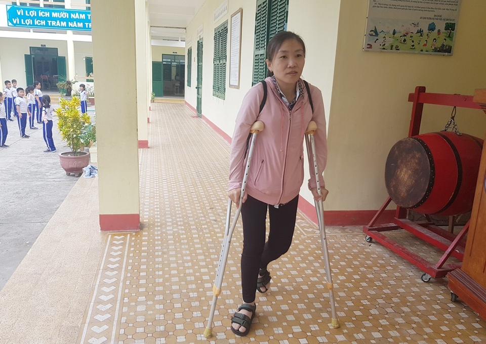 Xúc động cô giáo phải chống nạng vẫn vượt biển đi dạy học - 5 Xúc động cô giáo phải chống nạng vẫn vượt biển đi dạy học - 5