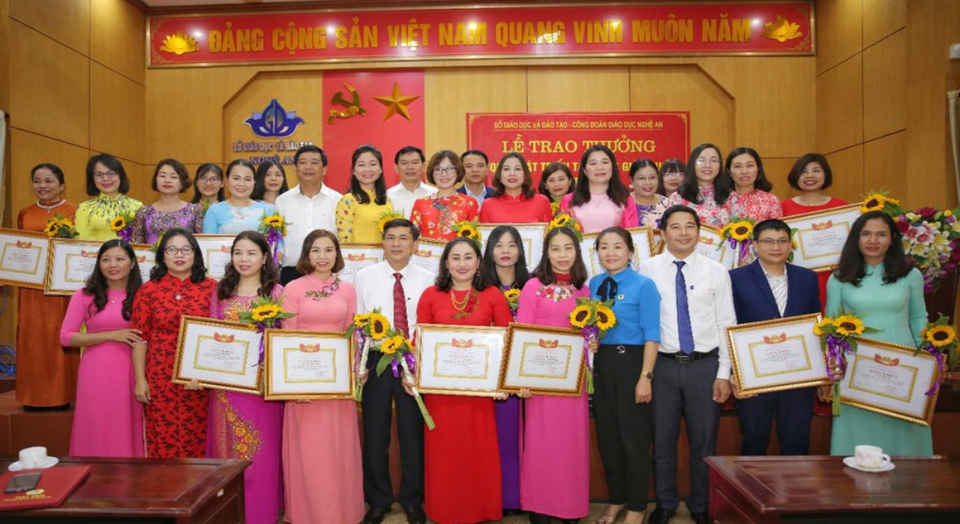 Nghệ An: Trao thưởng cho các nhà giáo góp phần phát triển tài năng giáo dục - 2 Nghệ An: Trao thưởng cho các nhà giáo góp phần phát triển tài năng giáo dục - 2