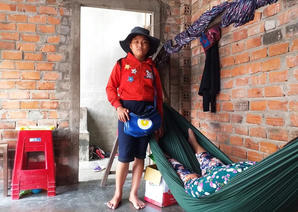 Phú Yên: Bạn đọc giúp đỡ gia đình bé gái 12 tuổi bán vé số nuôi mẹ và em thơ - 4 Phú Yên: Bạn đọc giúp đỡ gia đình bé gái 12 tuổi bán vé số nuôi mẹ và em thơ - 4