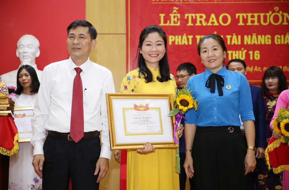Nghệ An: Trao thưởng cho các nhà giáo góp phần phát triển tài năng giáo dục - 1 Nghệ An: Trao thưởng cho các nhà giáo góp phần phát triển tài năng giáo dục - 1