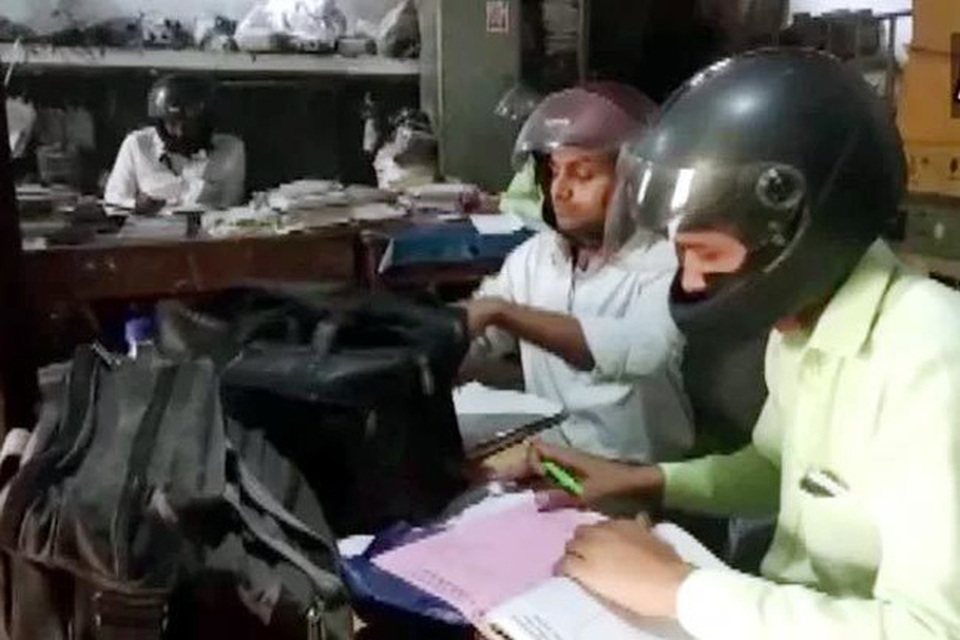 Công chức Ấn Độ đội mũ bảo hiểm... trong phòng làm việc - 1 Công chức Ấn Độ đội mũ bảo hiểm... trong phòng làm việc - 1