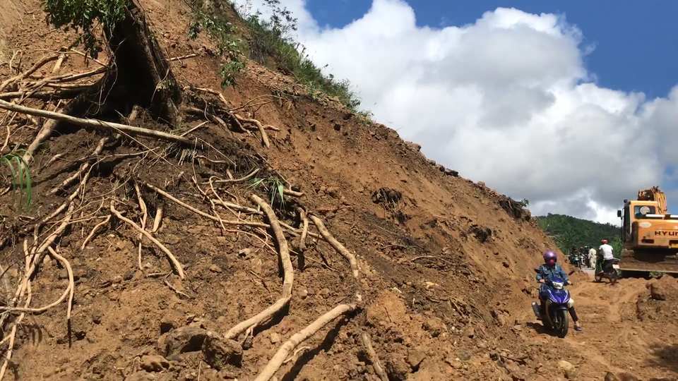 Thót tim đi qua vùng sạt lở núi - 3
