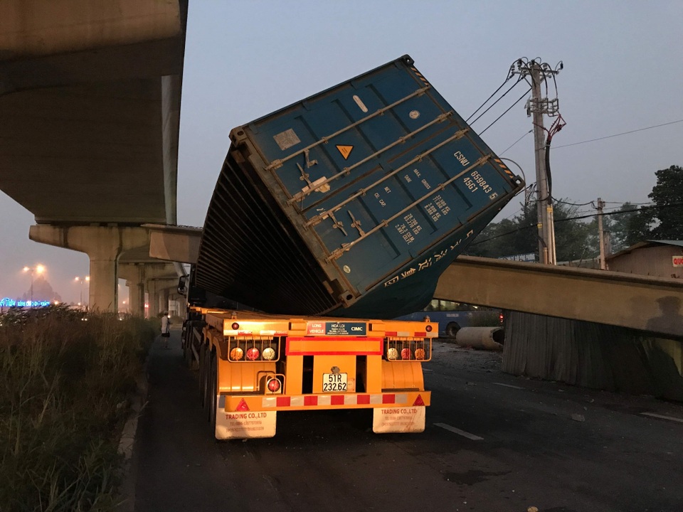 Vừa lắp xong, dầm bê tông cầu bộ hành bị xe container kéo sập - 3 Vừa lắp xong, dầm bê tông cầu bộ hành bị xe container kéo sập - 3