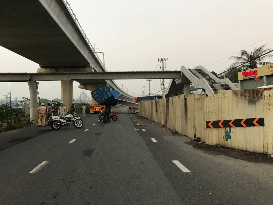 Vừa lắp xong, dầm bê tông cầu bộ hành bị xe container kéo sập - 1 Vừa lắp xong, dầm bê tông cầu bộ hành bị xe container kéo sập - 1