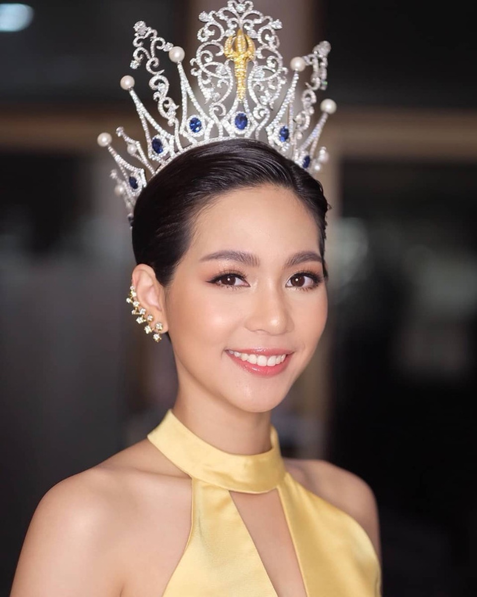 Trước khi sở hữu nhan sắc hoàn mỹ, tân hoa hậu quốc tế từng phải niềng răng - 18 Trước khi sở hữu nhan sắc hoàn mỹ, tân hoa hậu quốc tế từng phải niềng răng - 18