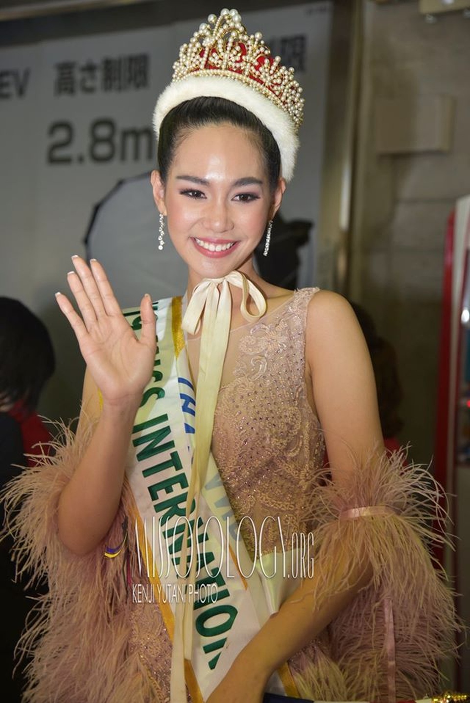Trước khi sở hữu nhan sắc hoàn mỹ, tân hoa hậu quốc tế từng phải niềng răng - 1 Trước khi sở hữu nhan sắc hoàn mỹ, tân hoa hậu quốc tế từng phải niềng răng - 1