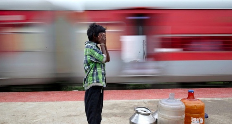 Khoảnh khắc hai đoàn tàu lao thẳng vào nhau ở Ấn Độ - 1