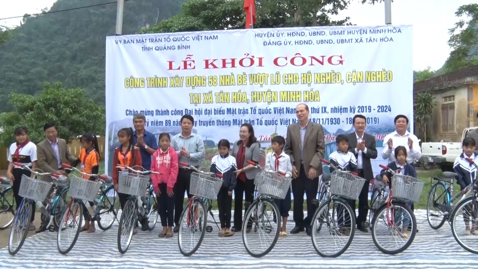 Khởi công xây dựng 58 nhà bè vượt lũ cho người nghèo vùng rốn lũ - 2 Khởi công xây dựng 58 nhà bè vượt lũ cho người nghèo vùng rốn lũ - 2