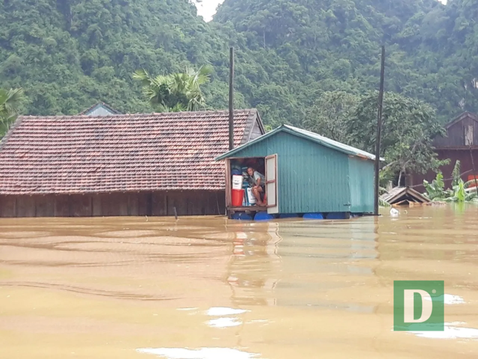 Khởi công xây dựng 58 nhà bè vượt lũ cho người nghèo vùng rốn lũ - 3 Khởi công xây dựng 58 nhà bè vượt lũ cho người nghèo vùng rốn lũ - 3
