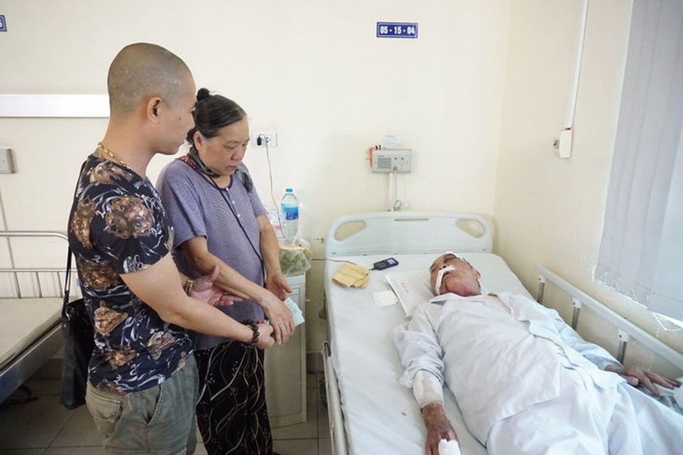 Vụ cụ ông 80 tuổi bị hành hung: Chuyển hồ sơ lên công an quận - 2 Vụ cụ ông 80 tuổi bị hành hung: Chuyển hồ sơ lên công an quận - 2