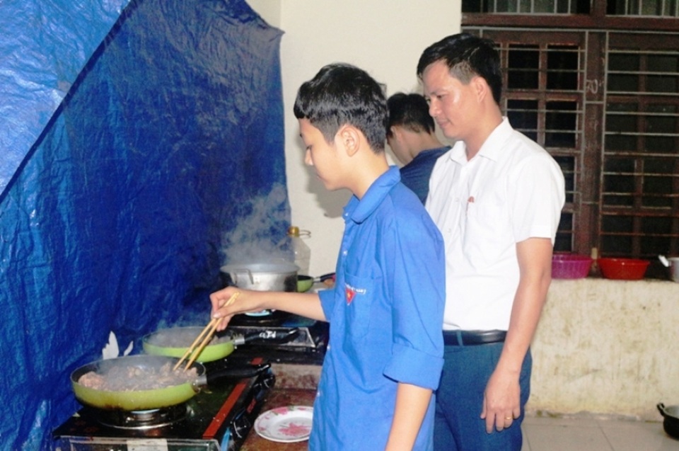 Thầy cô miền núi góp tiền mua gạo nấu cơm cho học sinh nghèo - 4 Thầy cô miền núi góp tiền mua gạo nấu cơm cho học sinh nghèo - 4