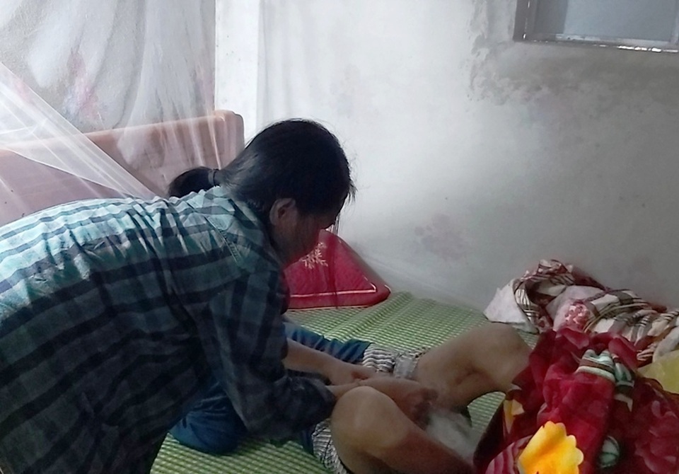 Người đàn ông từng bị lũ cuốn được bạn đọc giúp đỡ gần 90 triệu đồng - 2 Người đàn ông từng bị lũ cuốn được bạn đọc giúp đỡ gần 90 triệu đồng - 2