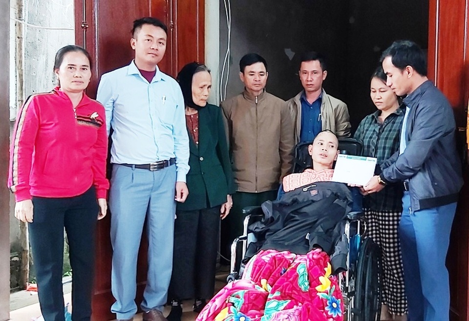 Người đàn ông từng bị lũ cuốn được bạn đọc giúp đỡ gần 90 triệu đồng - 4 Người đàn ông từng bị lũ cuốn được bạn đọc giúp đỡ gần 90 triệu đồng - 4