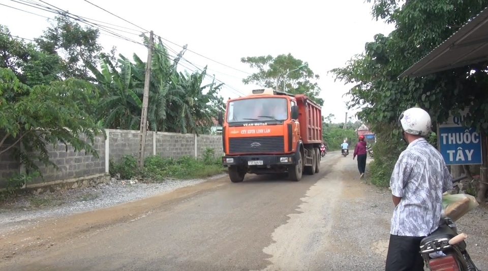 Tái diễn cảnh đường biến thành ao tại Quảng Bình: Xe chở đất “dàn trận”, cày nát đường! - 1 Tái diễn cảnh đường biến thành ao tại Quảng Bình: Xe chở đất “dàn trận”, cày nát đường! - 1
