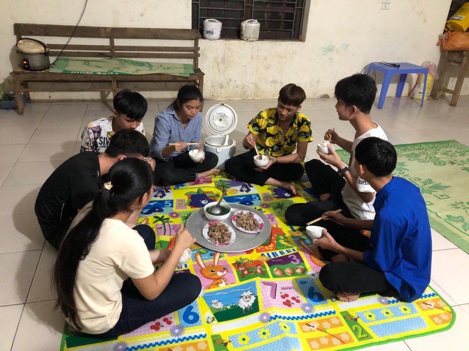 Thầy cô miền núi góp tiền mua gạo nấu cơm cho học sinh nghèo - 5 Thầy cô miền núi góp tiền mua gạo nấu cơm cho học sinh nghèo - 5