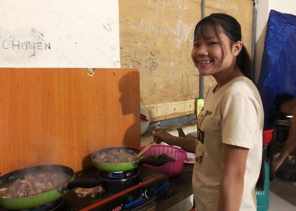Thầy cô miền núi góp tiền mua gạo nấu cơm cho học sinh nghèo - 3 Thầy cô miền núi góp tiền mua gạo nấu cơm cho học sinh nghèo - 3