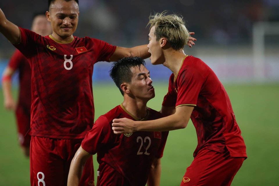 Việt Nam 1-0 UAE: Tiến Linh ghi bàn đẳng cấp - 10 Việt Nam 1-0 UAE: Tiến Linh ghi bàn đẳng cấp - 10