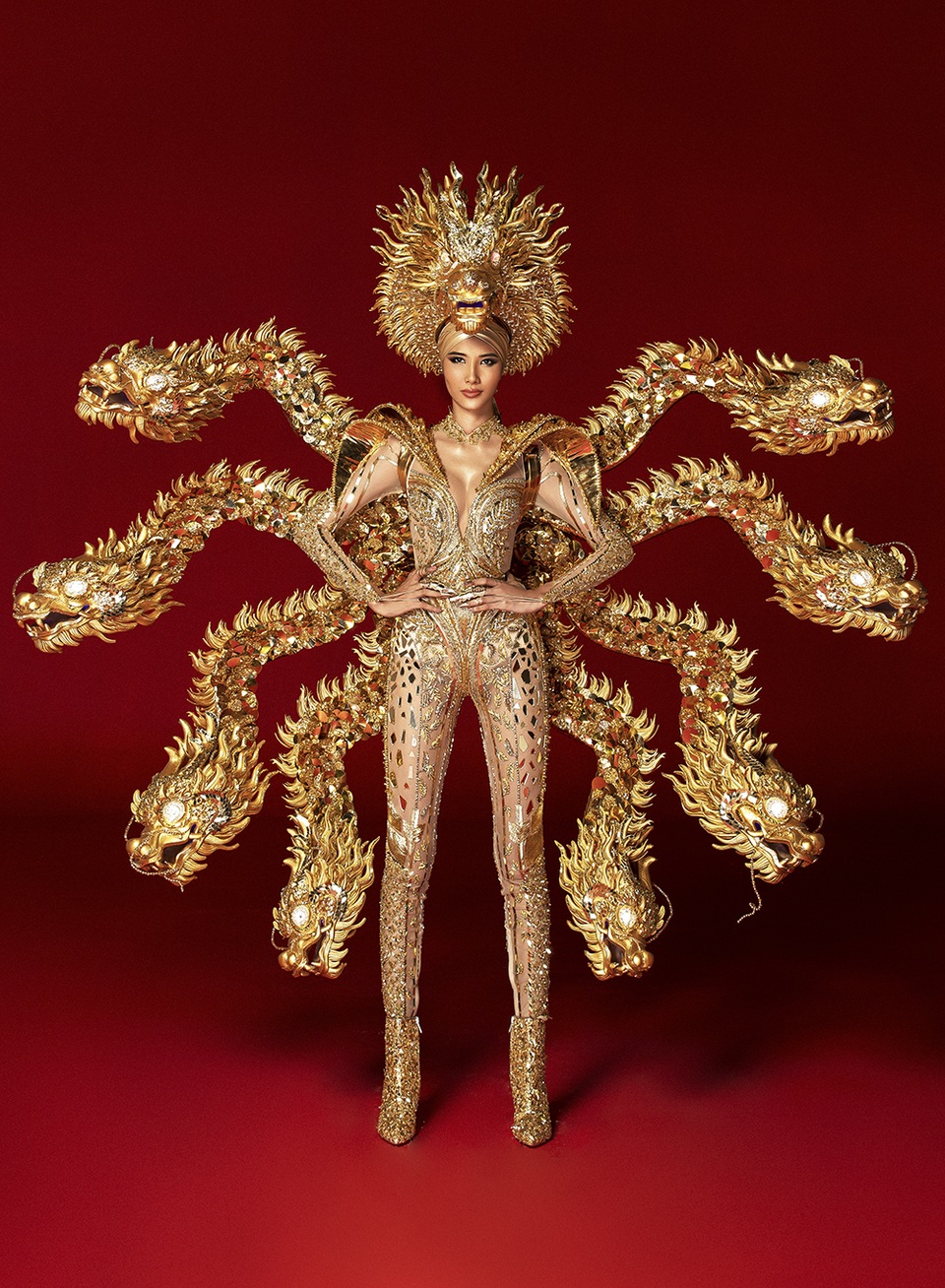 Hoàng Thùy không thoải mái với 3 bộ trang phục dân tộc nặng nề - 14